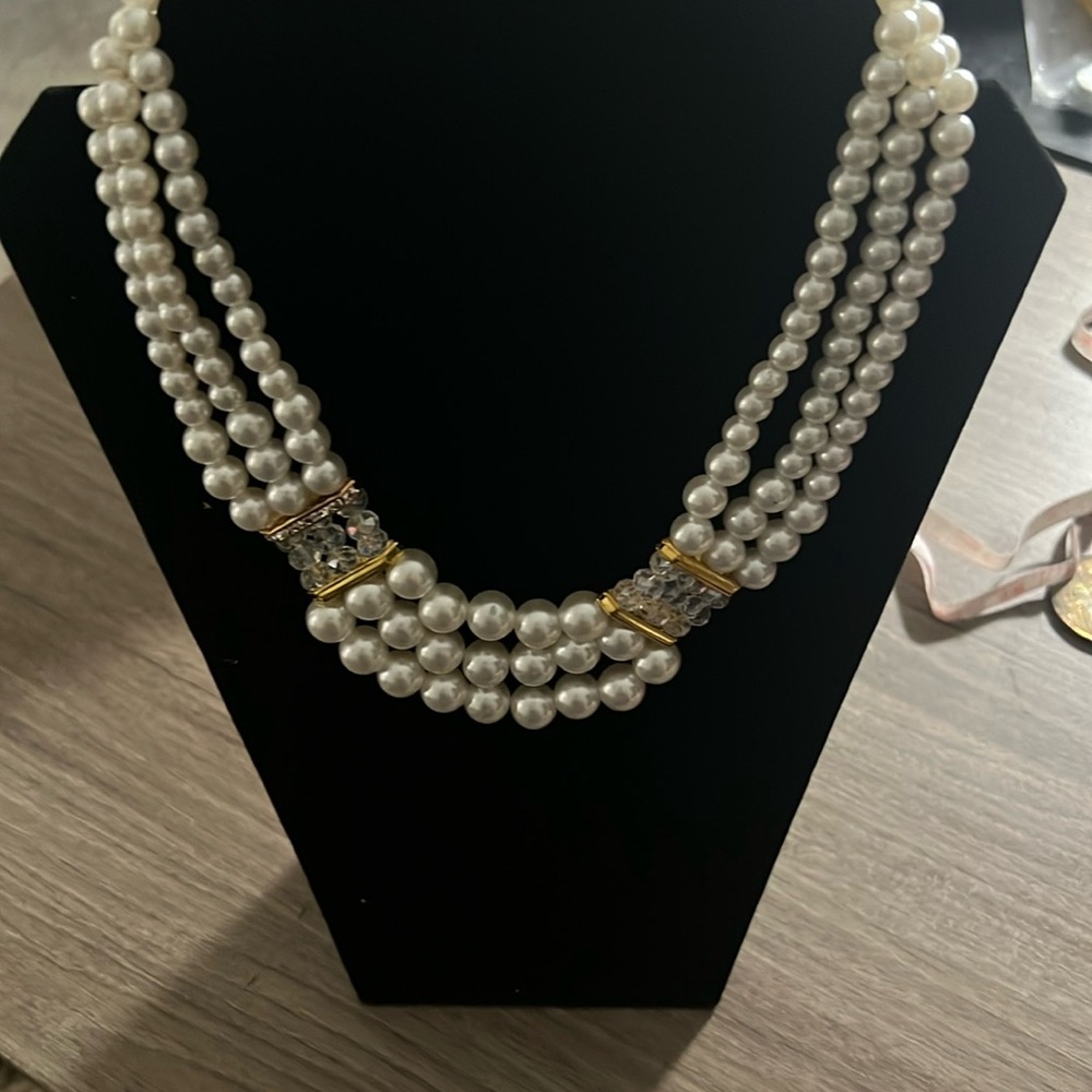 Faux pearls and gems layered necklace